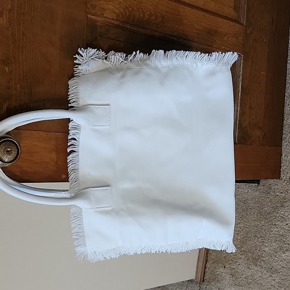 White Fringed Tote Bag with Multicolor 'VACAY' Design - Picture 4 of 4